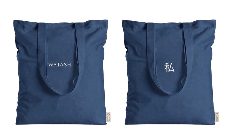 Borsa in cotone indigo WATASHI: fronte con la scritta WATASHI e retro con il simbolo 私